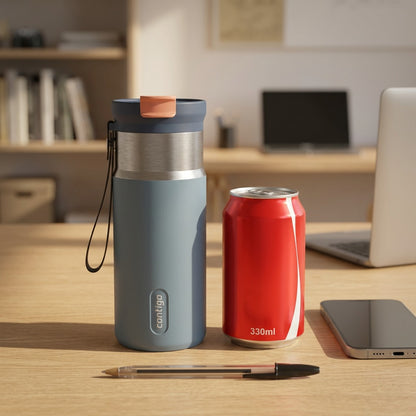 Scene: A stylized scale visual matrix featuring the 16oz Contigo mug from Image 0, placed next to a common 330ml aluminum can, a ballpoint pen, and a typical smartphone, all on a wooden desk.